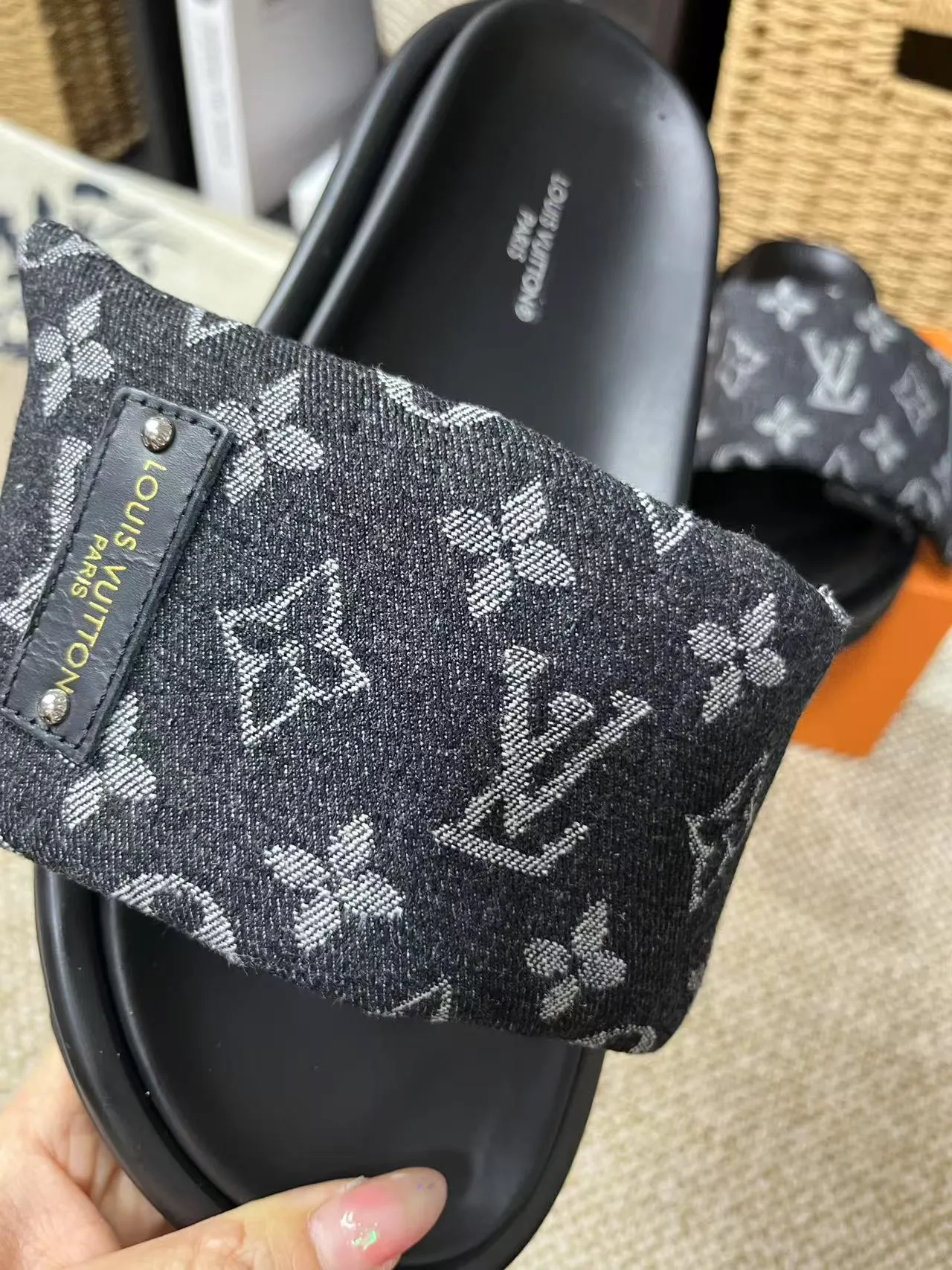 P340 yuan LV Louis Vuitton Full of high-end feel! A popular model among bloggers at home and abroad, it’s retro and fashionable, and looks stunning on your feet! Mainly recommended model on the official website★ ━━━━━ ЅᏇєєt ━━━━━ ▪️Upper: original calfskin ➕5D printing process ▪️Inner: imported mixed sheepskin ▪️Outsole: original molded foam outsole ▪️Size: Female 35-40 Men's 39-44 (women's 41 men's 45)